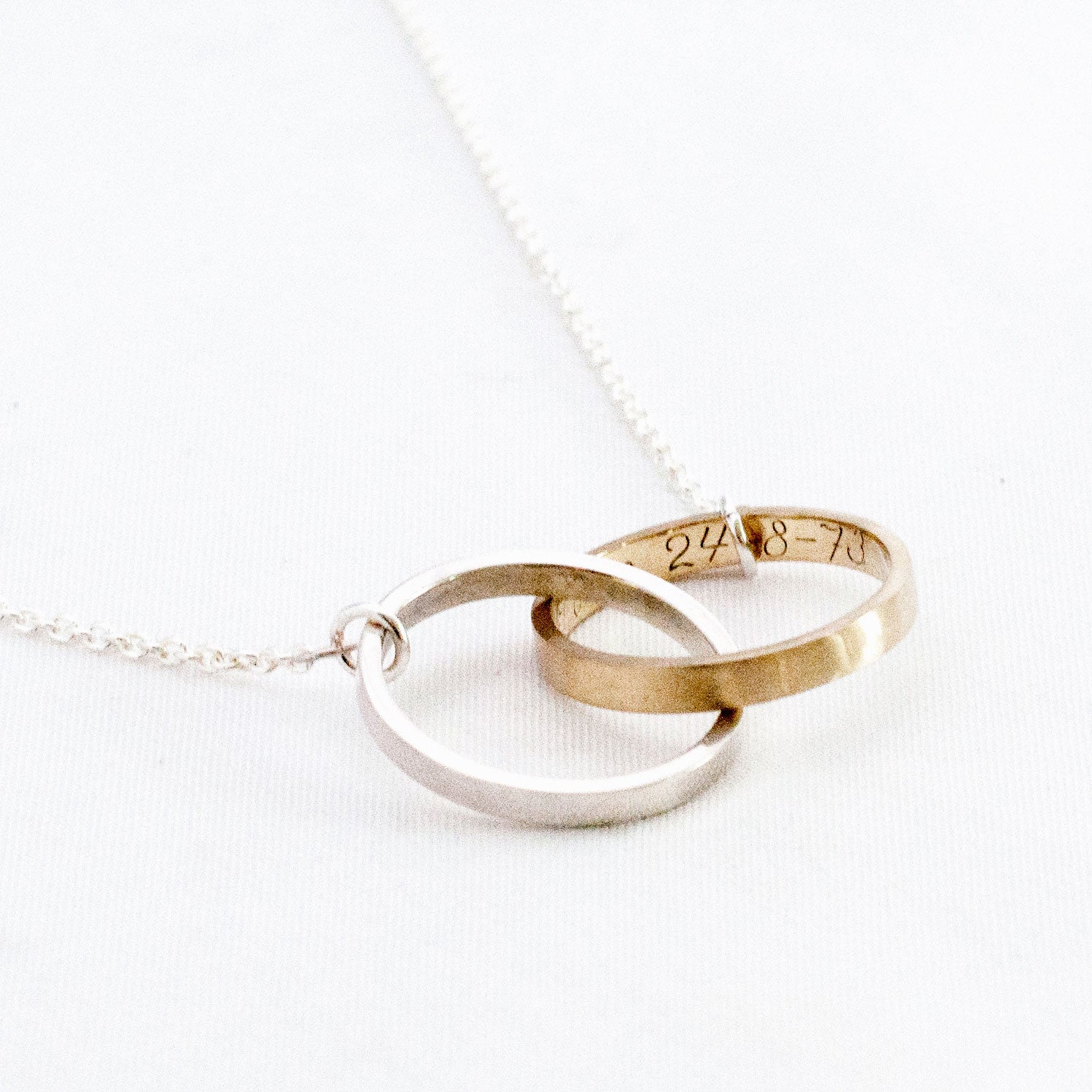 KETTING TWEE RINGEN TROUWRING VERMAAKT