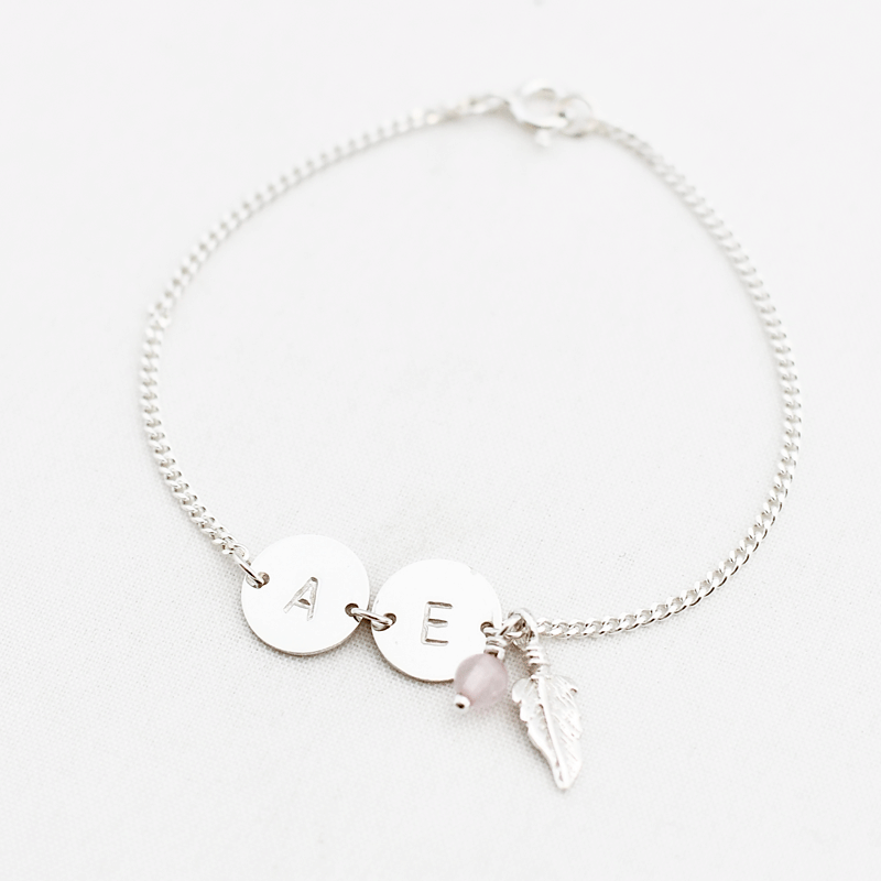 rozenkwarts veer armband letter dubbel