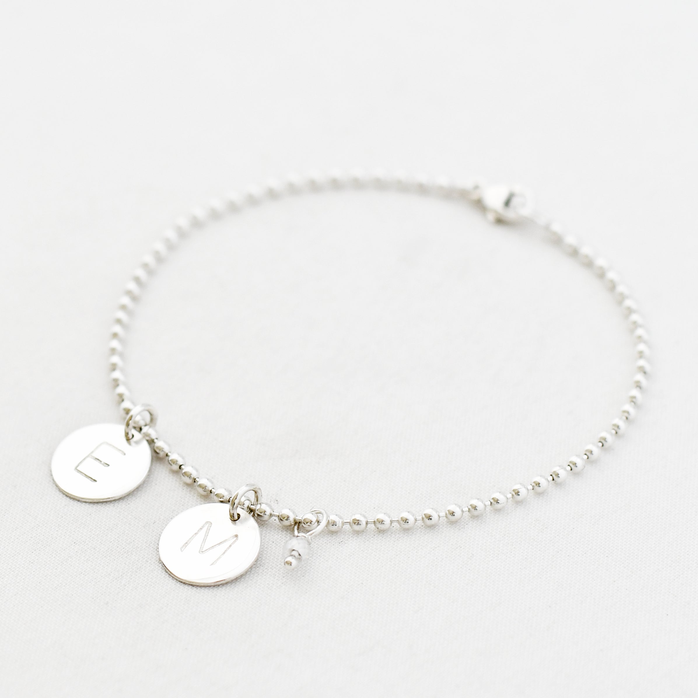 armband twee letter bedels bolletjes zirconia