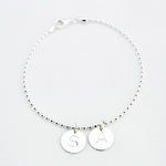 armband twee letter bedels bolletjes
