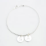 armband twee letter bedels bolletjes