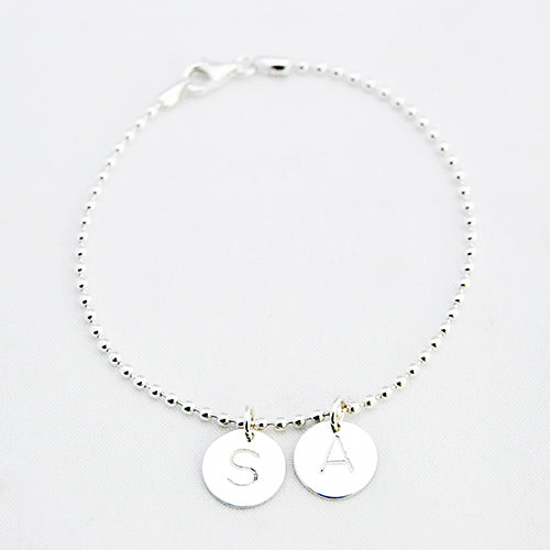 armband twee letter bedels bolletjes