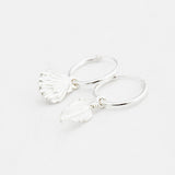 Oorbellen creolen bedel schelp/ veer