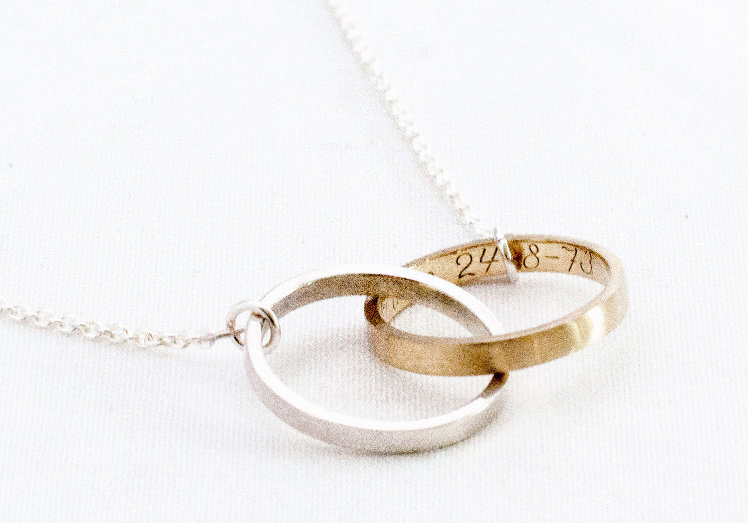 KETTING TWEE RINGEN TROUWRING VERMAAKT